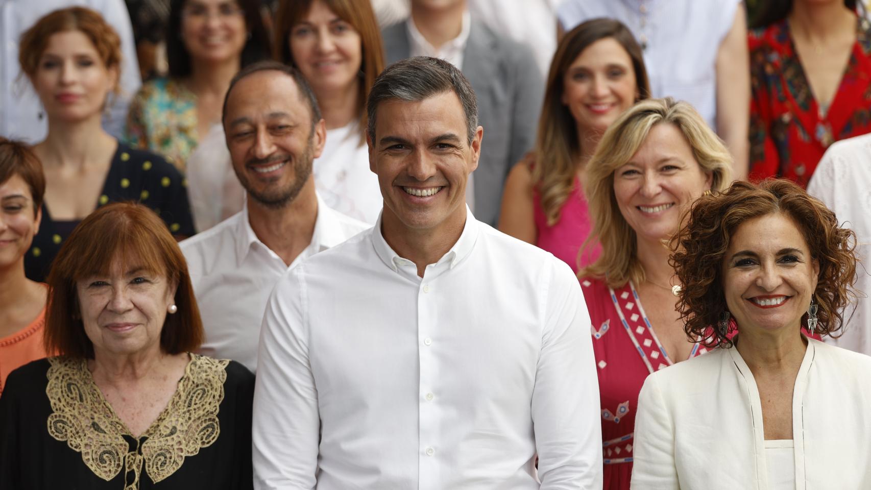 Pedro Sánchez, entre la presidenta del PSOE, Cristina Narbona, y la vicesecretaria, María Jesús Montero.