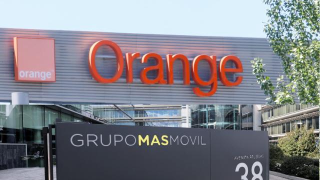 Logos de Orange y MásMóvil en sus respectivas sedes en Madrid.
