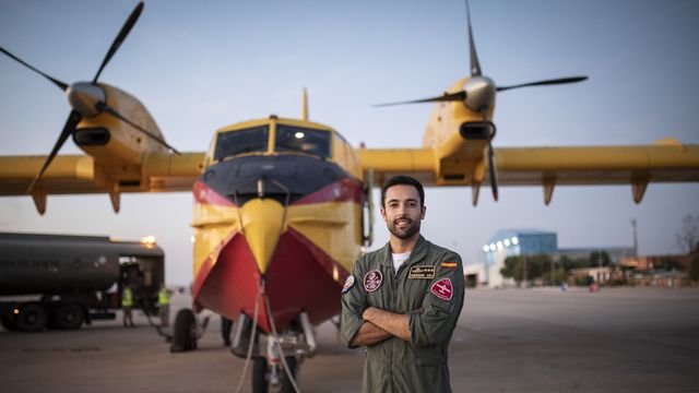 El capitán Carlos Andrade posa frente a un Canadair en la base aérea de Torrejón de Ardoz