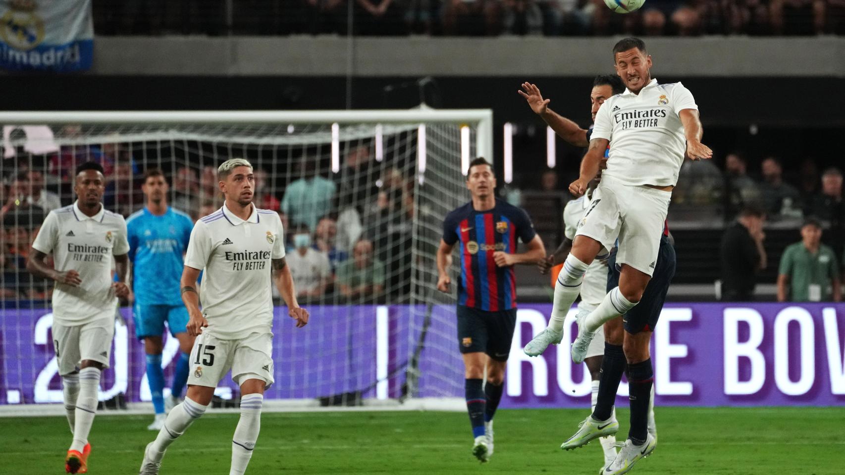Eden Hazard remata un balón frente a Sergio Busquets durante el Clásico jugado en Las Vegas este 24 de julio