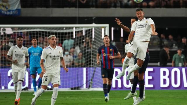 Eden Hazard remata un balón frente a Sergio Busquets durante el Clásico jugado en Las Vegas este 24 de julio