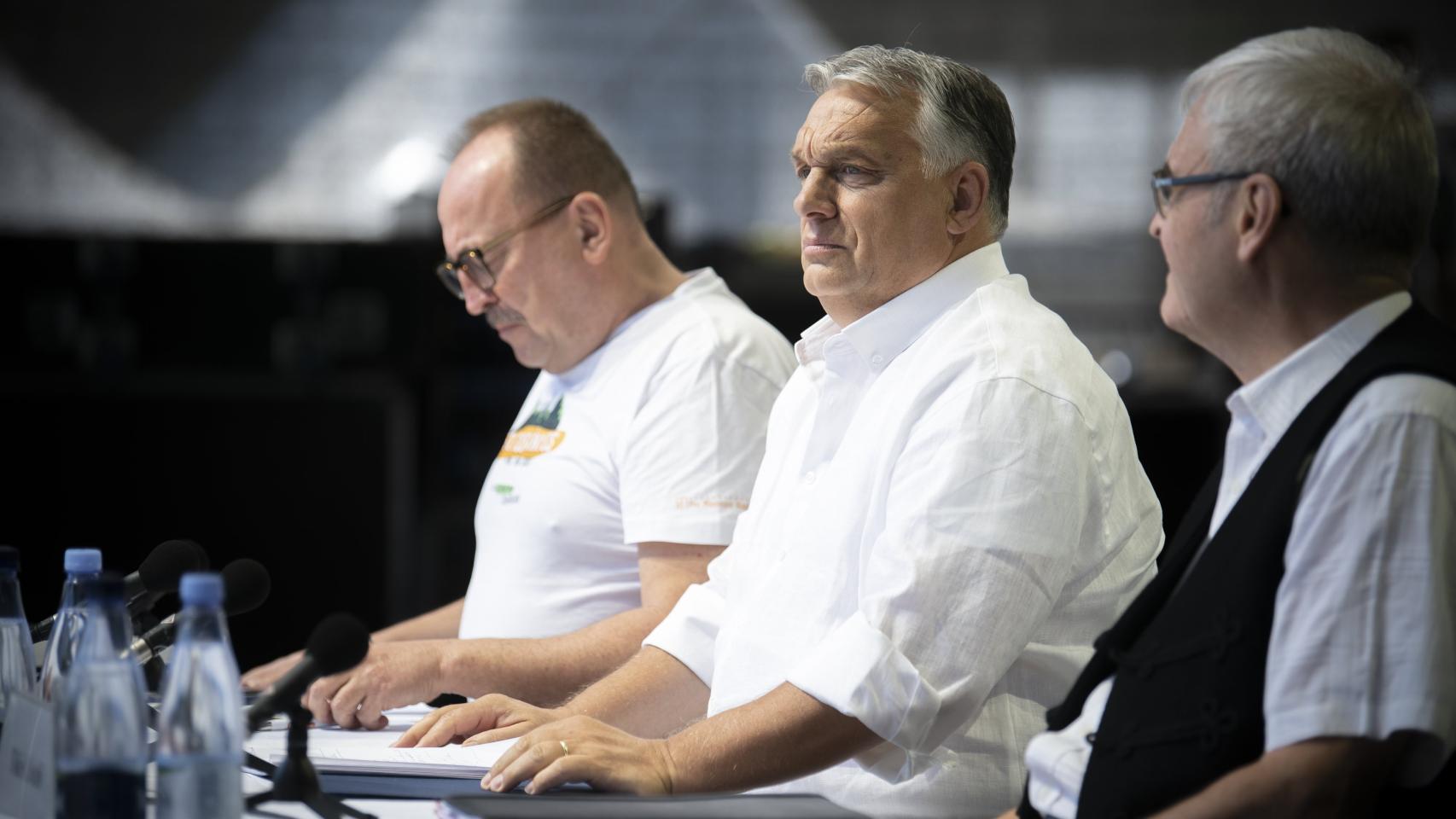 Viktor Orban (c), Zsolt Nemeth (d) y Laszlo Tokes (i), Presidente del Consejo Nacional Húngaro de Transilvania.