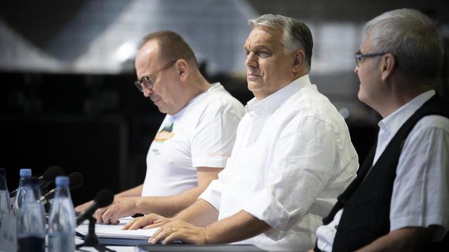 Viktor Orban (c), Zsolt Nemeth (d)  y Laszlo Tokes (i), Presidente del Consejo Nacional Húngaro de Transilvania.