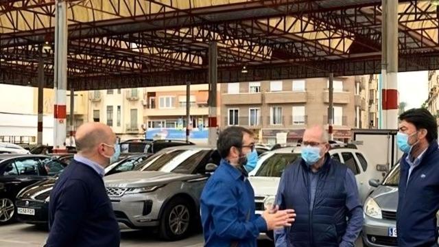 La UTE de Pavapark y Vectalia gestionará el aparcamiento del Mercado Central. En la imagen, el alcalde visita sus instalaciones.