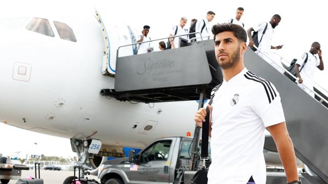 Marco Asensio aterrizando en Las Vegas junto con el resto del equipo
