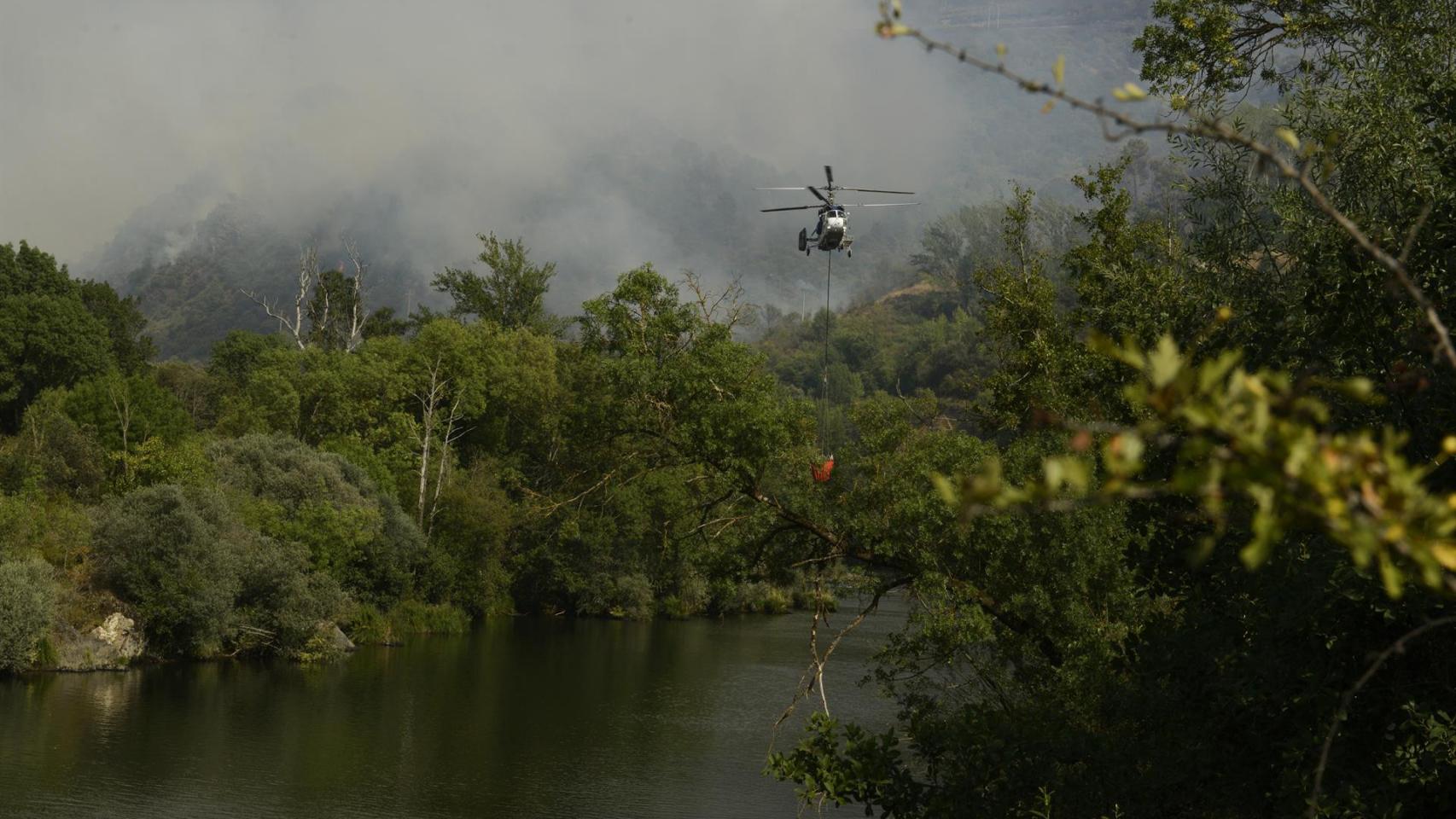 Un helicóptero trabaja en la extinción de un incendio.