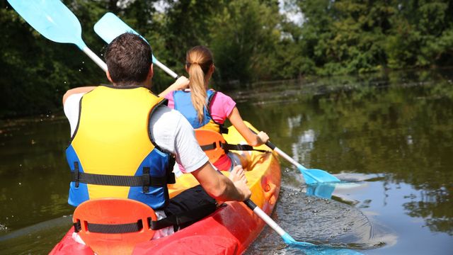 Foto de archivo de dos personas en canoa.