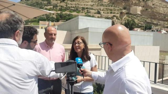 El secretario general del PSOE de Alicante, Miguel Millana, y la portavoz adjunta, Trini Amorós.