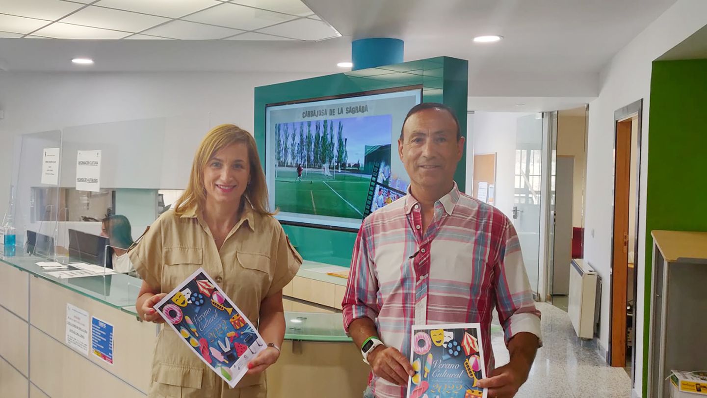 La concejala de Cultura y Fiestas, Teresa Sánchez, acompañada por el alcalde, ha presentado esta mañana el programa de actividades