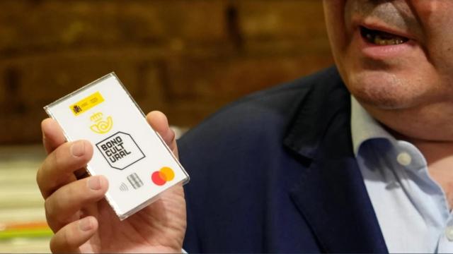 Miquel Iceta con el Bono Cultural Joven de 400 euros para jóvenes de 18 años.