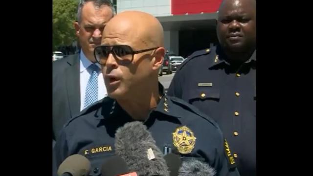 El jefe de policía de Dallas, Eddie Garcia, informando de los disparos.