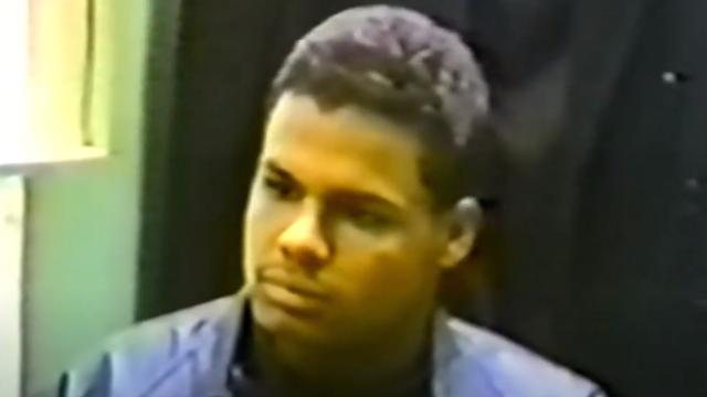 Steve López, el sexto falso culpable de la violación de Central Park, declarando en una comisaría de Nueva York.