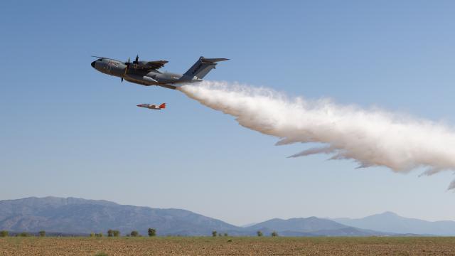 Airbus A400M en plena maniobra de lanzamiento de agua, junto a un C101 de la Patrulla Águila