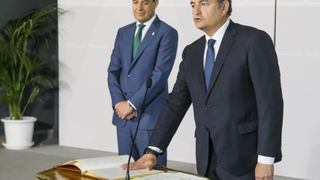 El nuevo consejero de la Presidencia, Antonio Sanz, con el presidente de la Junta, Juanma Moreno