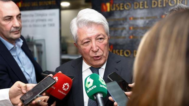 Enrique Cerezo, en la inauguración de la exposición '30 años de Barcelona-92'