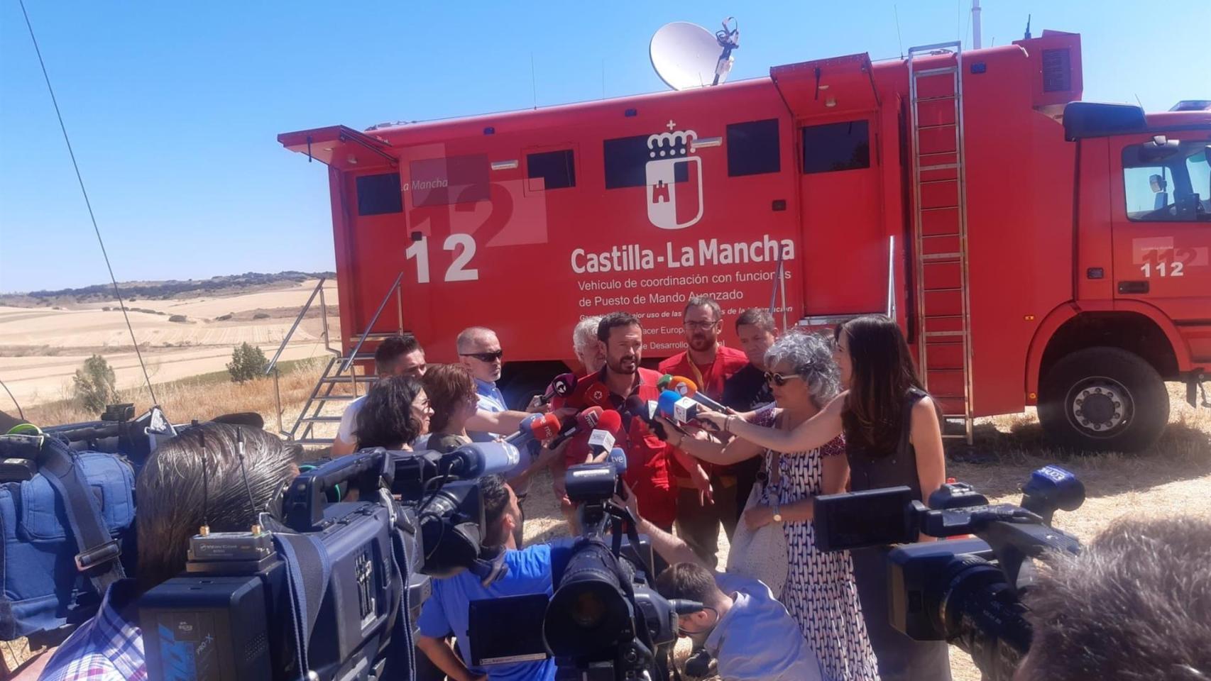 El consejero de Desarrollo Sostenible, José Luis Escudero, en el Puesto de Mando Avanzado de Cerezo de Mohernando