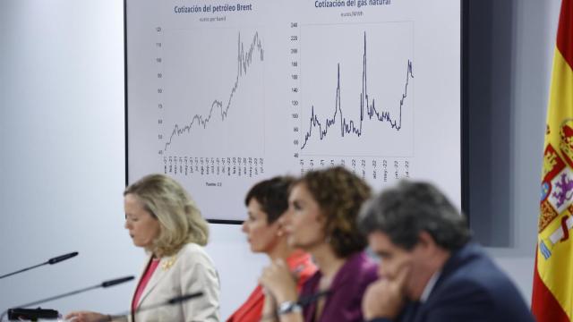 En primer plano, José Luis Escrivá, ministro de Seguridad Social; María Jesús Montero, ministra de Hacienda; la portavoz Isabel Rodríguez y la vicepresidenta primera Nadia Calviño durante la rueda de prensa del Consejo de Ministros de este martes.