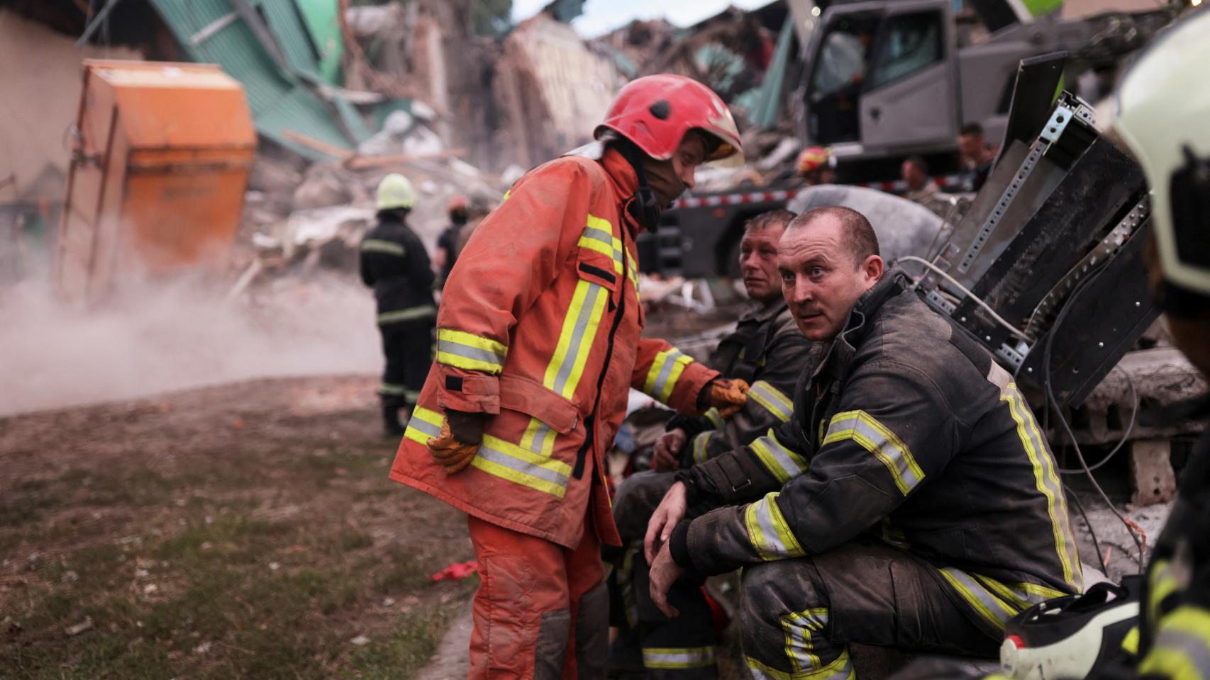 Bomberos en las inmediaciones de Járkov, tras los ataques rusos de esta semana.