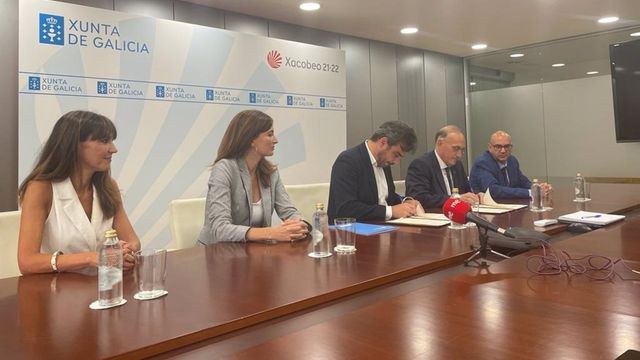 El vicepresidente segundo y conselleiro de Presidencia, Xustiza e Deportes, Diego Calvo, y el rector de la Universidade, Manuel Reigosa, firman un acuerdo de colaboración.