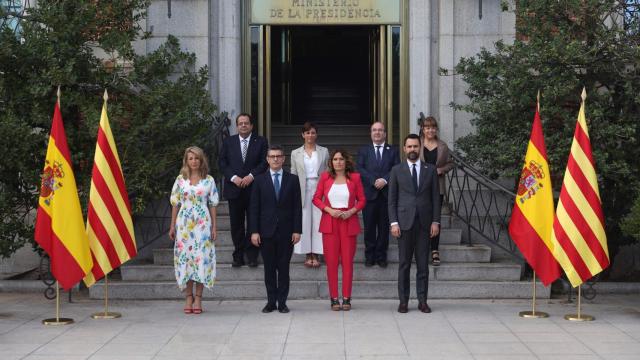 Yolanda Díaz, Félix Bolaños y Miquel Iceta junto a la delegación catalana en la Mesa de Diálogo.