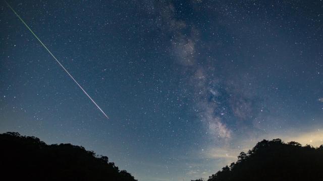 Una foto de archivo de una lluvia de estrellas.