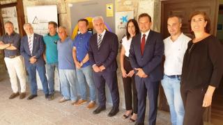 Asistentes a la inauguración del cajero automático en Galve de Sorbe.