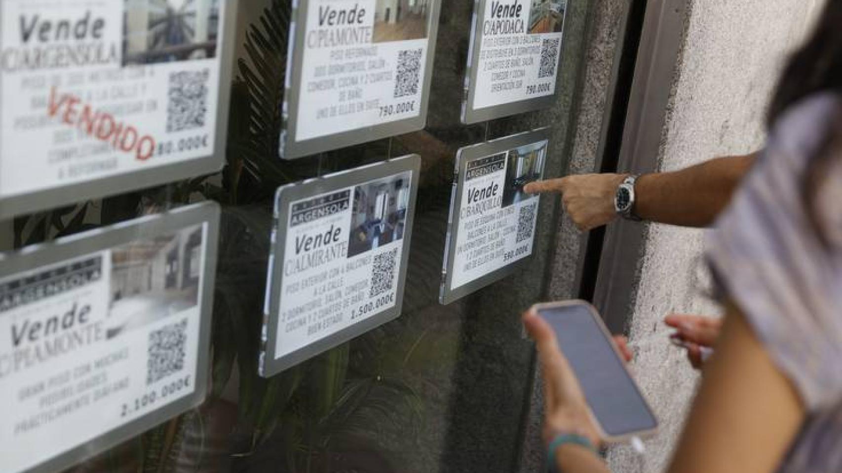 Jóvenes en una inmobiliaria, en imagen de archivo.