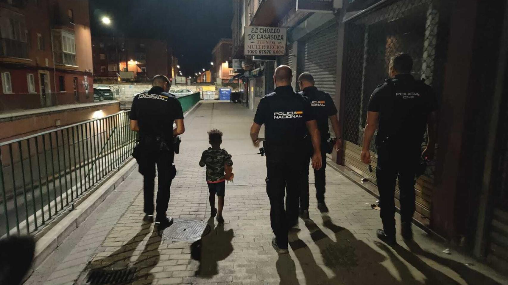 Agentes de la Policía Nacional acompañan al menor en la calle