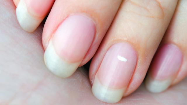 Esmalte de uñas en gel o semipermanente, aprende a quitarlo sin salir de casa.