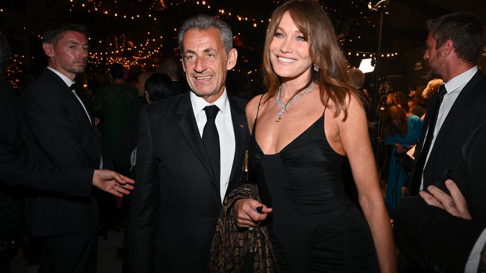 Imágenes del día: Carla Bruni y Nicolás Sarkozy, muy románticos en las aguas de Ibiza