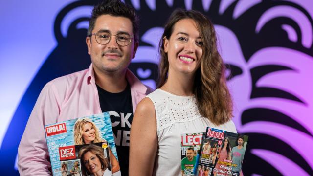 Jesús Carmona y Cristina Rodrigo durante la grabación del kiosco rosa, en vídeo.