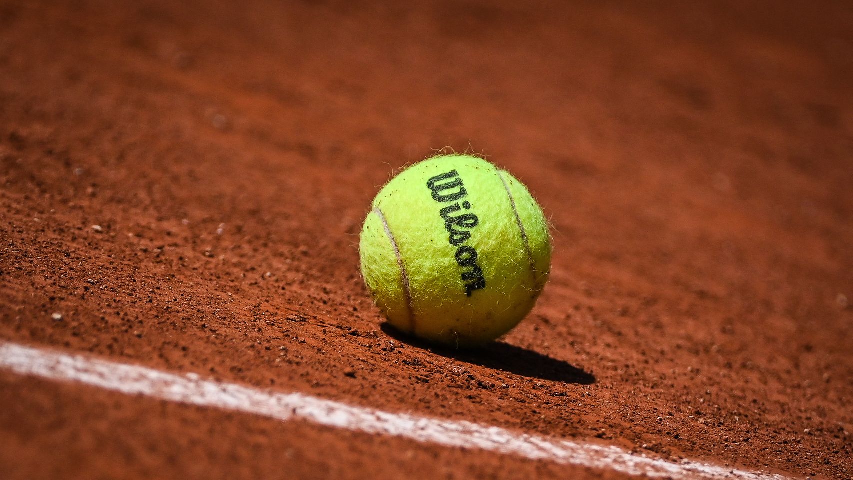 Una pelota de tenis en Roland Garros