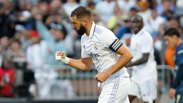 Benzema celebra un gol durante la pretemporada del Real Madrid
