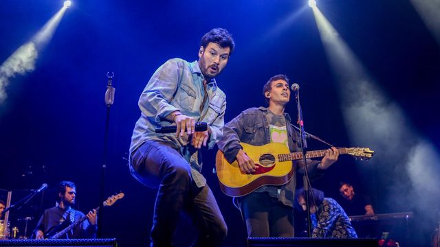 Willy Bárcenas, cantante del grupo Taburete, y el guitarrista Antón Carreño durante un concierto