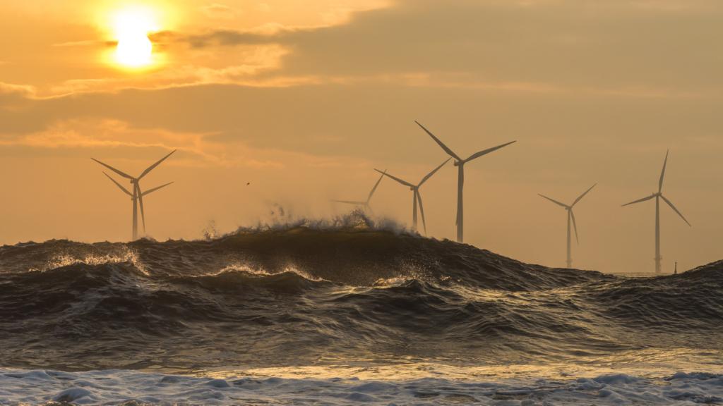Molinos de viento en el mar.