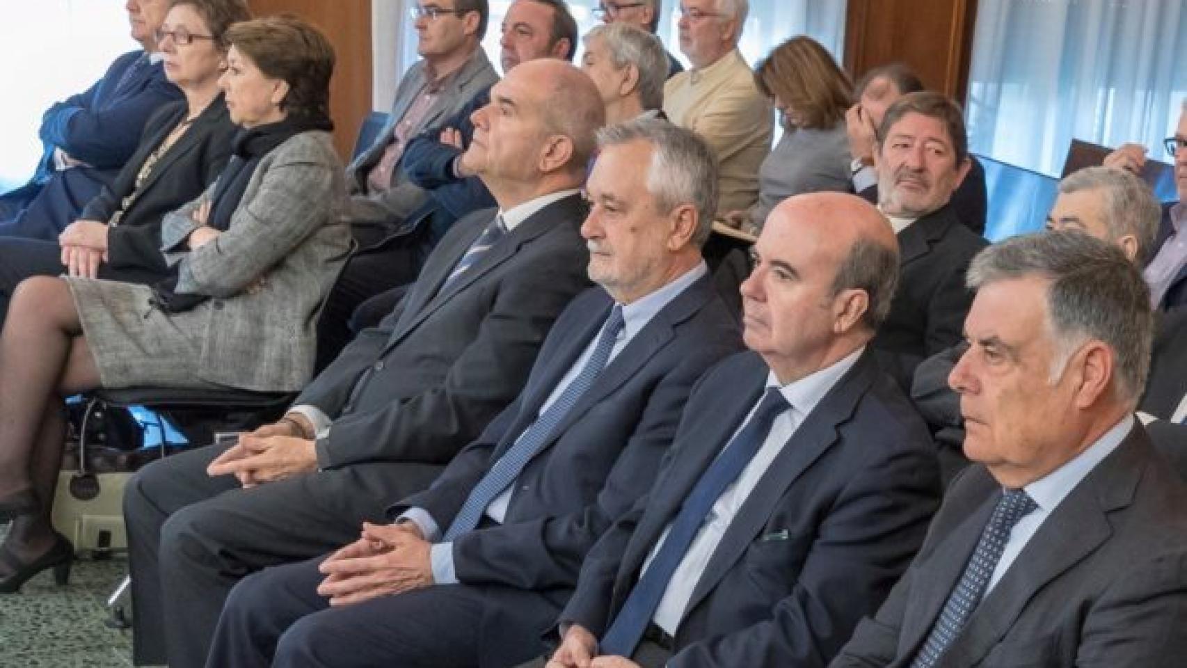 Los expresidentes de la Junta José Antonio Griñán y Manuel Chaves, junto a exconsejeros, durante el juicio de los ERE.