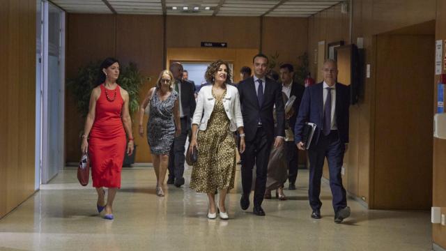 La ministra de Hacienda, María Jesús Montero (c), a su llegada al consejo de Política Fiscal y Financiera.