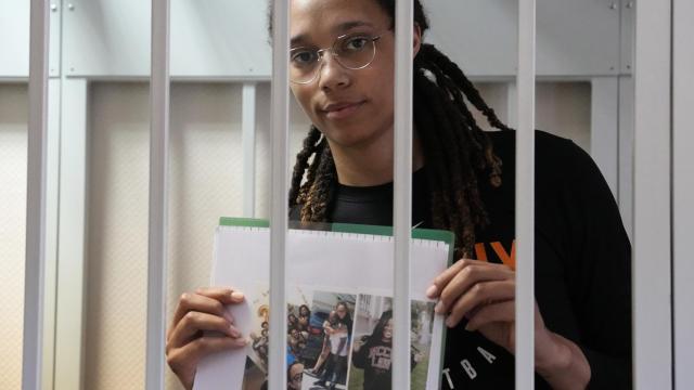 La estrella del baloncesto estadounidense Brittney Griner encarcelada en Khmki, a las afueras de Moscú.