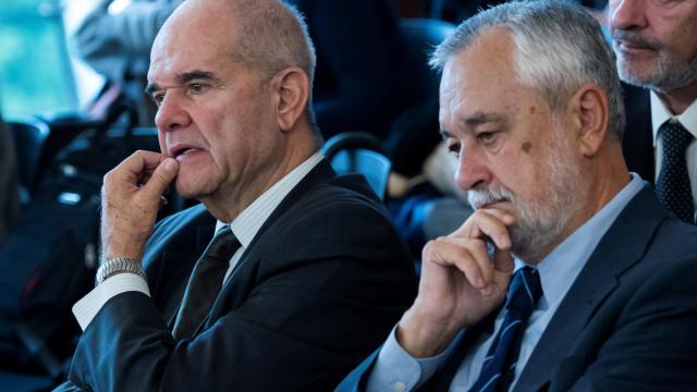 Los expresidentes socialistas andaluces José Antonio Griñán y Manuel Chaves, en la sala de la Audiencia de Sevilla.