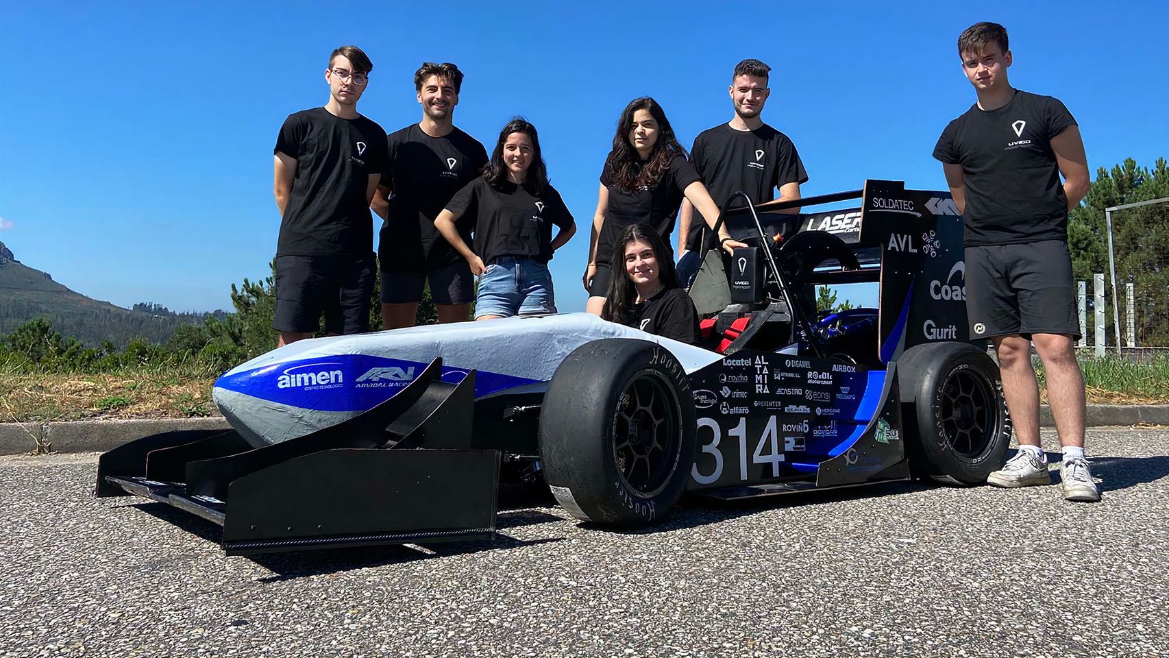 El equipo UVigo Motorsport junto al UM22.