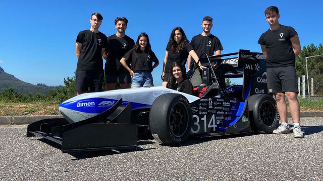 El equipo UVigo Motorsport junto al UM22.
