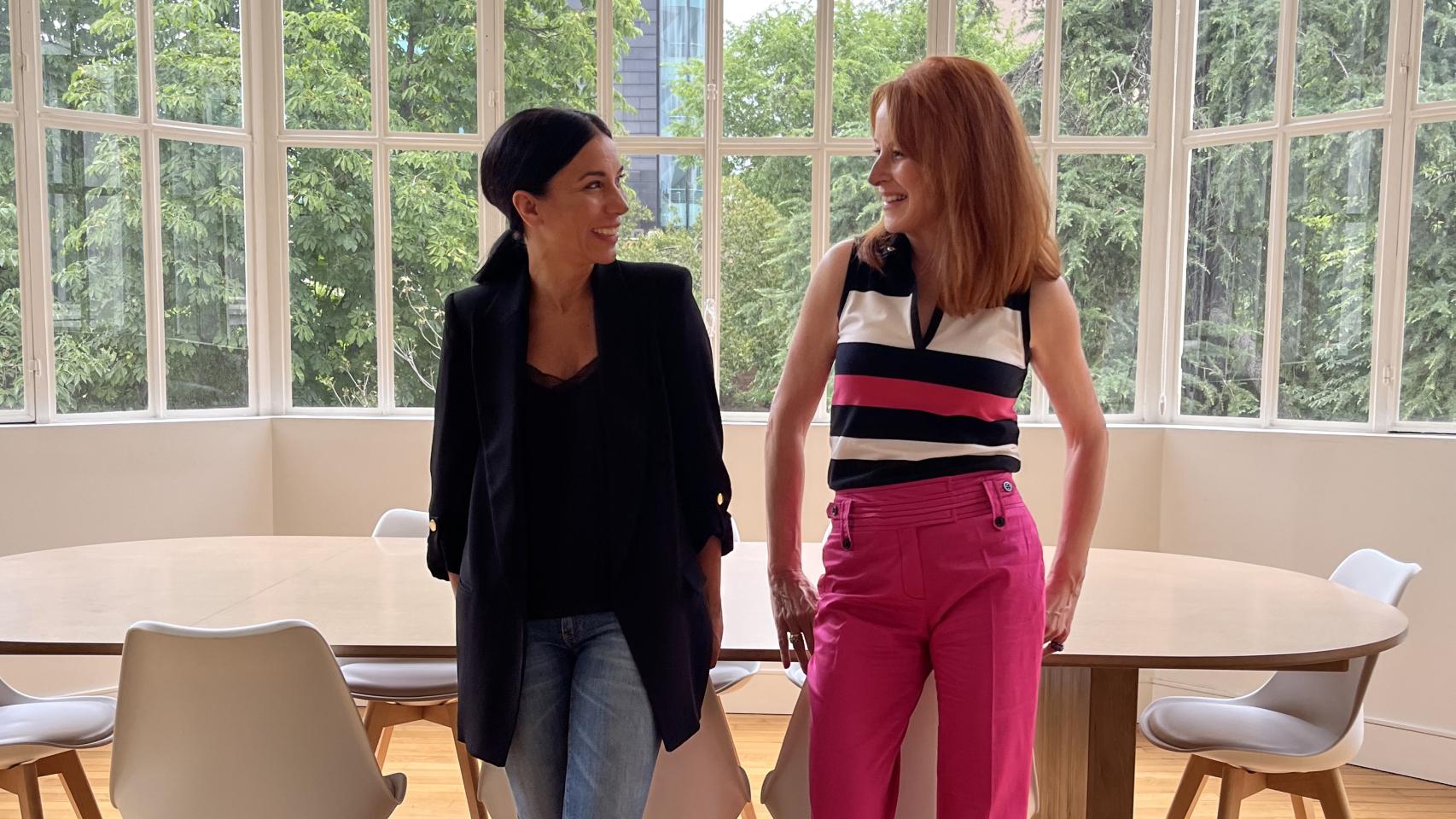 Gloria Lomana con la actriz Itziar Miranda en un momento de la conversación.