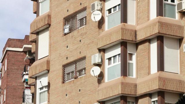 Un bloque con aparatos de aire acondicionado.