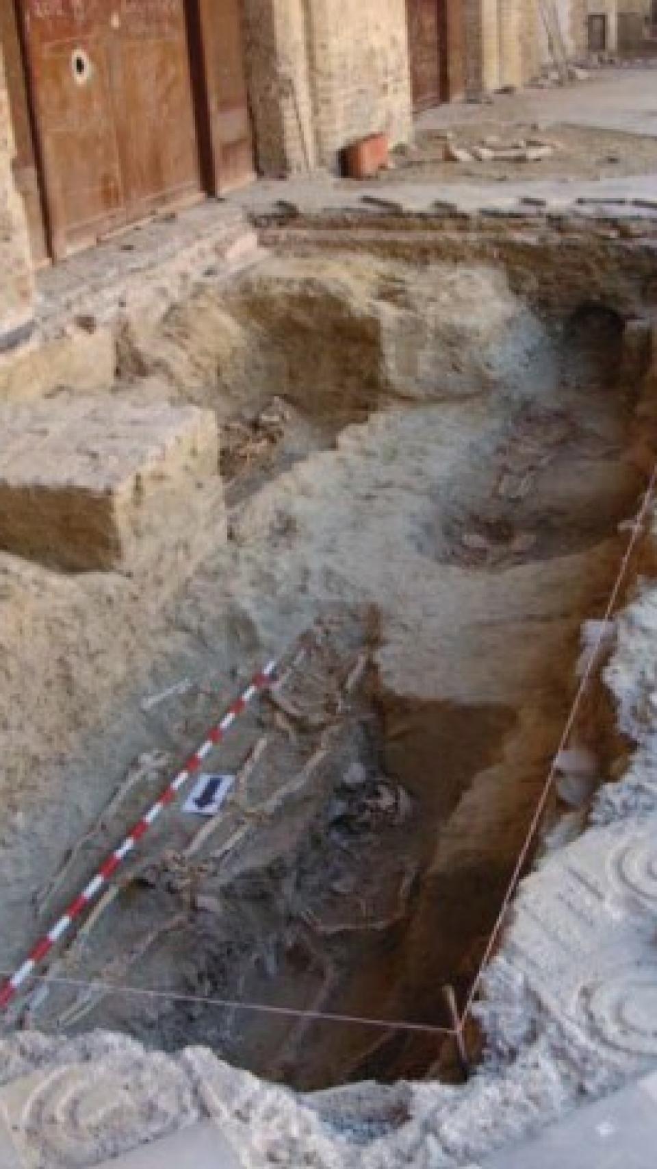 Imagen de la excavación del enterramiento en el interior del Convento de la Trinidad.
