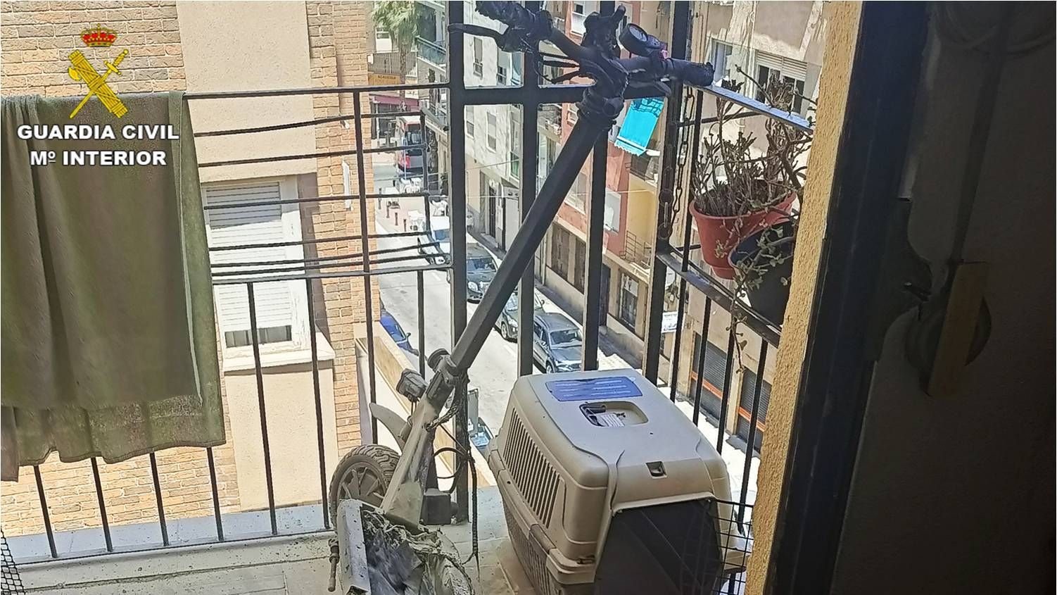 La batería de un patinete eléctrico provoca un incendio en una vivienda en Alicante.