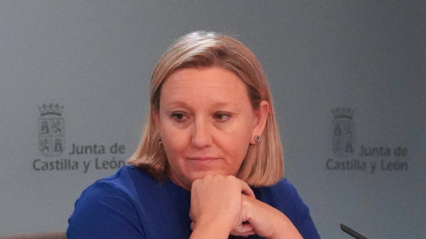 la consejera de Familia e Igualdad de Oportunidades, Isabel Blanco, comparecen en rueda de prensa