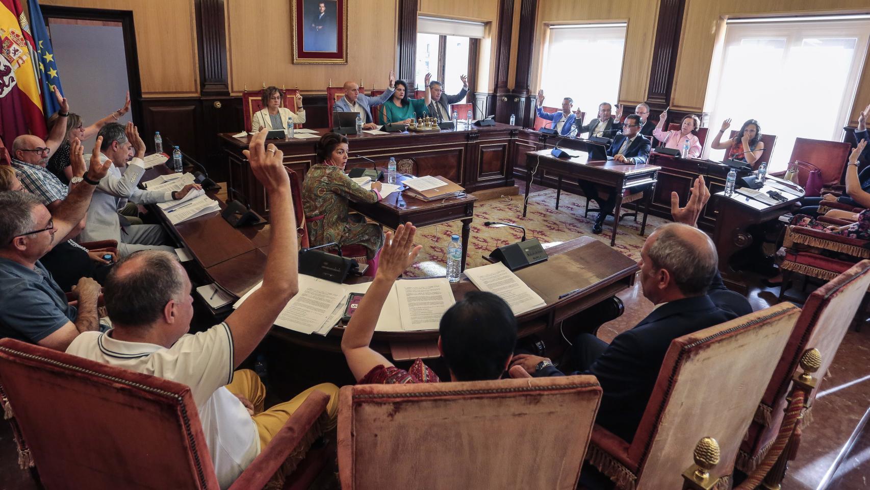 El alcalde de León, José Antonio Diez, preside el Pleno ordinario del Ayuntamiento de León