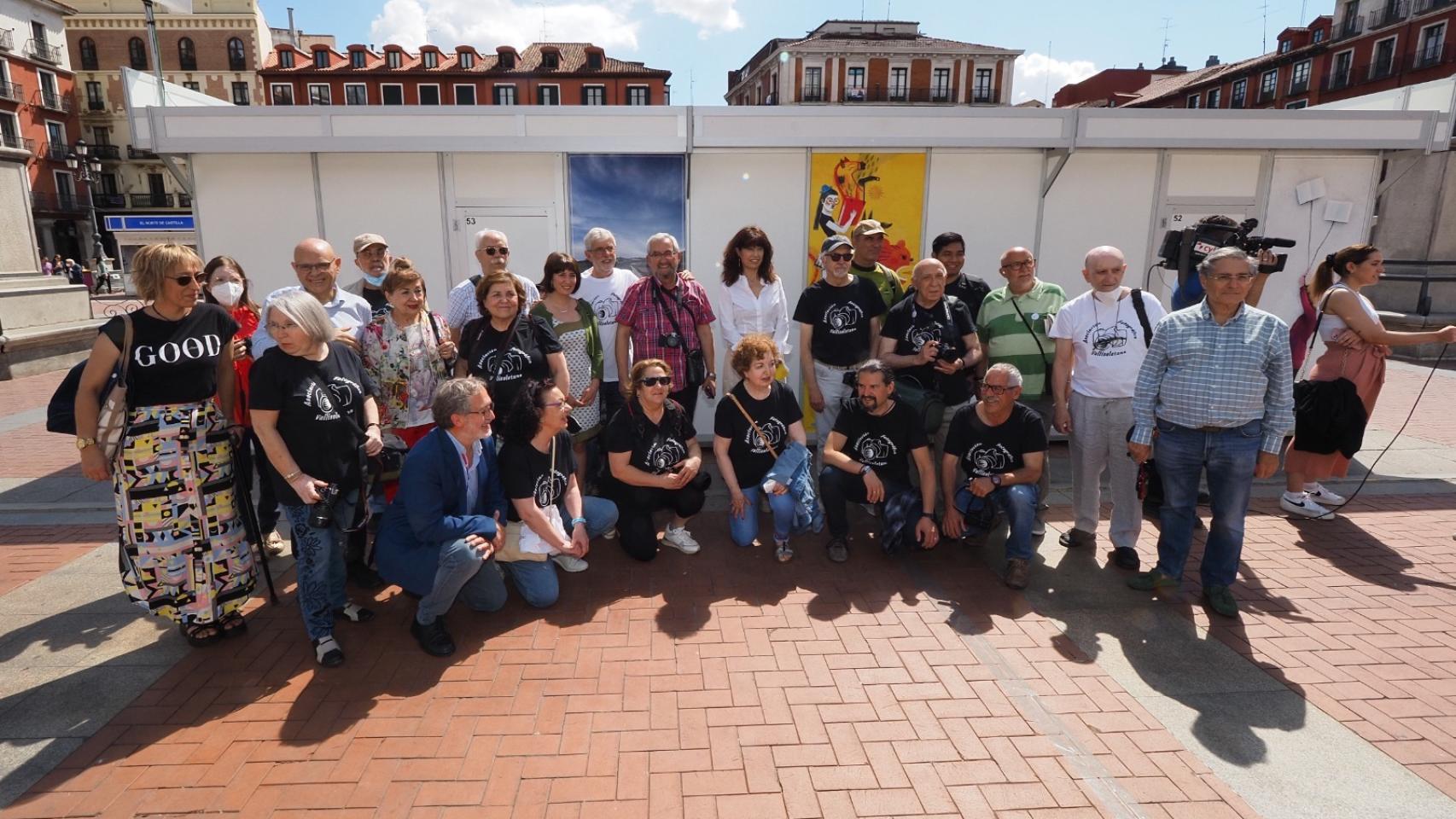 Varios de los componentes de la asociación posan en la pasada Feria del Libro de Valladolid