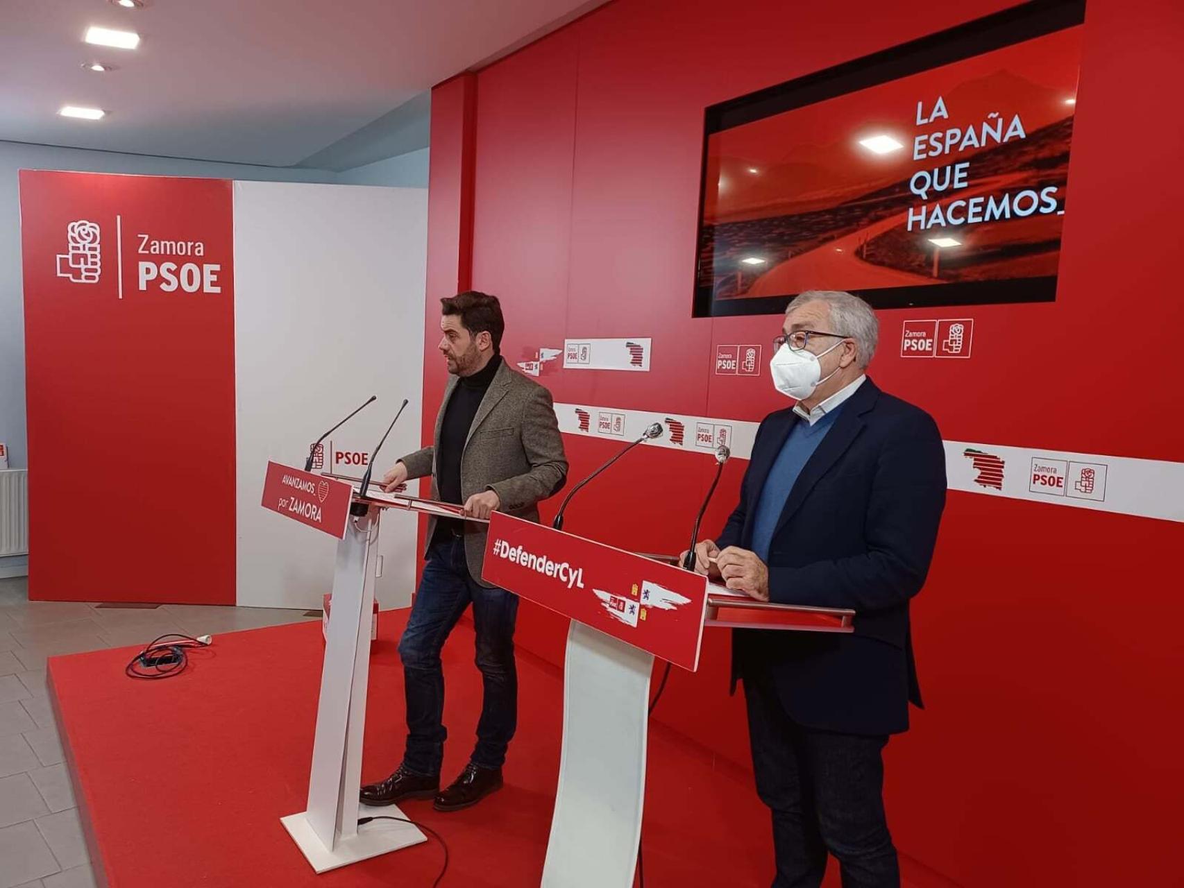 Los parlamentarios Antidio Fagúndez y José Fernández en una rueda de prensa en la sede socialista de Zamora.