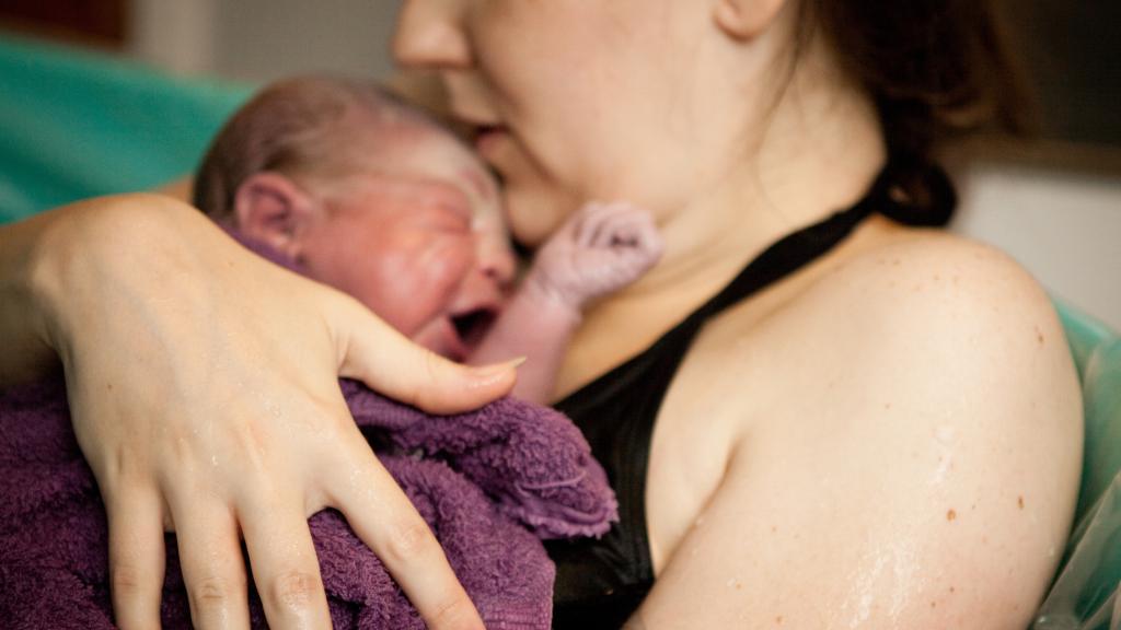 ARCHIVO - Una madre con su bebé recién nacido.